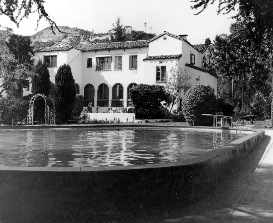 Garden of Allah Hotel 1938 wm.jpg